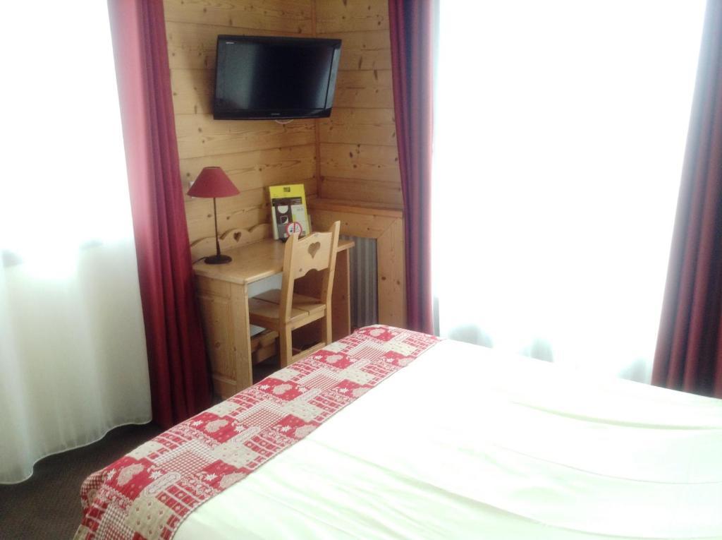 Hotel Logis Le Pont De Champ Beaucroissant Habitación foto